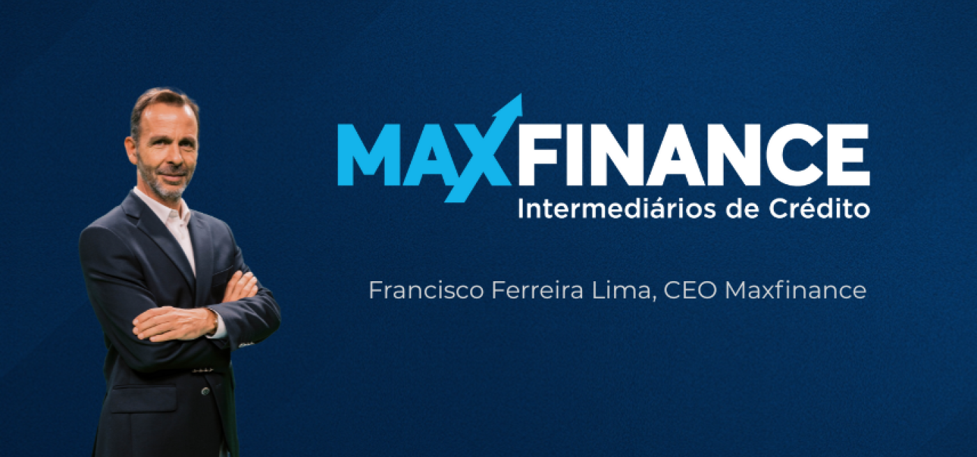 Francisco Ferreira Lima CEO Maxfinance, fundo com tons de azul com logotipo da marca